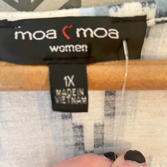 Moa Moa Top Chevron V-neck w/ crop in front 1x - Picture 2 of 3